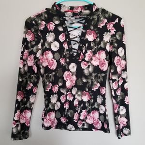 ⭐️❣️SALE 2/$18 OR 3/$27❣️⭐️ Floral fitted long sleeve